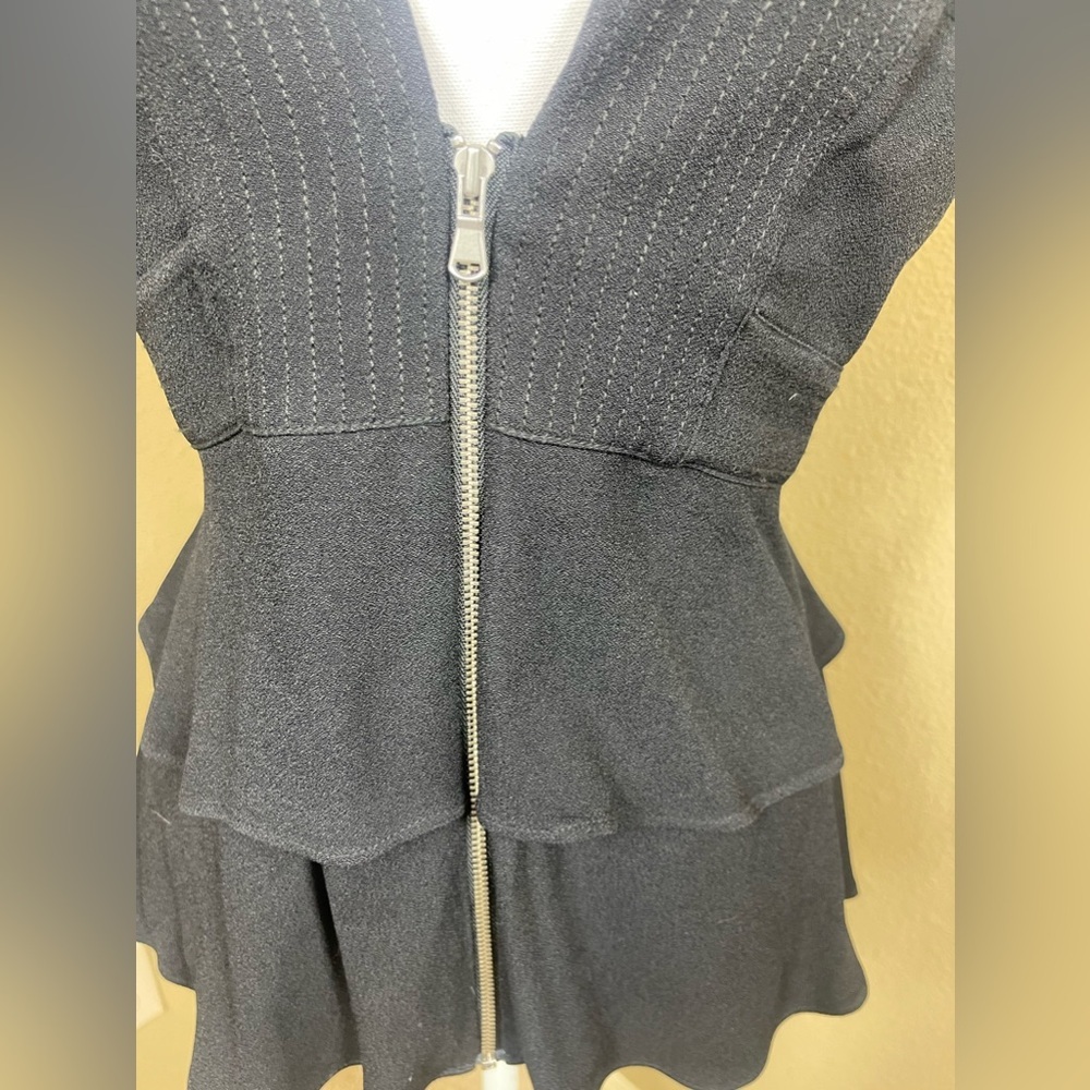 Trouvé size small sleeveless Plunge zippered top - Picture 5 of 8